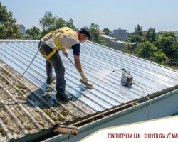 Cách vệ sinh mái tôn định kỳ để tăng tuổi thọ