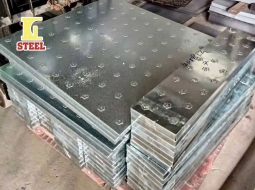 Mâm Cầu Thang 20x70 Sắt Mạ Kẽm Dập Hoa Mai Chống Trượt - Tôn Thép Kim Lân